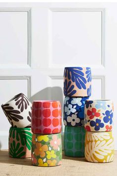 Looking to add a pop of color to your outdoor space? Check out these 10 beautiful garden pottery painting ideas! From vibrant floral designs to intricate patterns, these DIY projects will bring life to your garden. Get inspired to create your own masterpiece with these stunning garden pottery painting ideas. Plain Kitchen, Painted Plant Pots, Tanah Liat, Garden Pottery