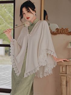 Green Cheongsam Dress, Japanese Women's Clothing, Chinese Fashion Cute, Vietnamese Fashion Modern, Green And White Clothes, Dresses With Shawls, Casual Hanfu, Winter Hanfu, Qipao Dress Traditional