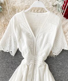 White v neck short sleeve dress fashion dress Fabric: lace Color: white Size(cm): S, M, L, XL S length 114 bust 84 waist 64 M length 115 bust 88 waist 68 L length 116 bust 92 waist 72 XL length 117 bust 96 waist 76