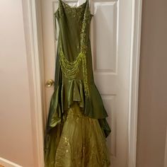 Green Dress Warn One Time Only Has A Sequin In The Top Stretch Material Long Dress Green 90s Prom Dress, Bday Party Dress, Hermione Yule Ball Dress, Multi Color Dresses, Yule Ball Dress, Long Dress Formal, Extra Dresses, Green Long Dress, 90s Prom Dress