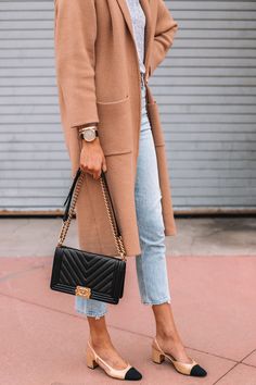 Chanel Shoes Outfit, Black Shoes Outfit, Heels Chanel, Garmin Vivomove, Camel Coat Outfit, Chanel Slingback, Ripped Jeans Outfit, Look Formal, Heels Outfits