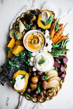 a crudite platter recipe with grilled vegetables and dipping sauces Vegetable Crudite Platter, Easy Grilled Vegetables, Vegetable Crudite, How To Grill Vegetables, Vegan Grill, Grill Vegetables, Billy Parisi, Crudite Platter, Roasted Carrots Recipe