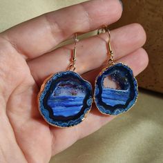 Elevate your style with our Raw Geode Earrings. These exquisite pieces showcase the natural, uncut beauty of geodes, capturing the wonder of Earth's hidden treasures. Make a statement with this unique accessory that adds a touch of nature's artistry to your look. 🔸Nickel-free 🔸30mm geode size 🔸Color may vary according to lighting 🔸Gold filled We offer  🔸Fast shipping  🔸Free shipping  🔸Polishing cloth  🔸Free item on orders of 100€ 🔸Gift box 🎁 🔸Great customer service Agate Drop Earrings Gift, Agate Gemstone Dangle Earrings, Agate Gemstone Earrings Gift, Agate Gemstone Earrings For Gifts, Agate Drop Earrings For Gift, Agate Drop Earrings As A Gift, Agate Gemstone Drop Earrings, Blue Agate Earrings As A Gift, Trendy Agate Drop Earrings