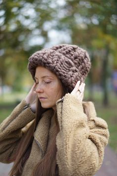 Women's Wool Knit Hat Winter Hat Merino Wool Helsinki - Etsy Ukraine Wool Knit Hat, Chunky Beanie, Brown Hat, Wool Hat Knit, Beanie Black, Brown Hats, Wool Winter, Wool Knit, Black Hat