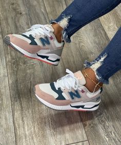 Tennis Shoes Trendy, Women's Sneakers Fashion, Trendy Tennis Shoes Women, Fall Shoes 2023, Women New Balance Shoes, Trendy Tennis Shoes, Tennis Nike, Trendy Shoes Sneakers, Pretty Shoes Sneakers