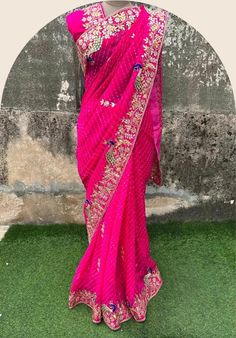 Look no further than this stunning georgette saree .This traditional bandhani saree is made with designer embroided work and feautures a beautiful rani color that is perfact for any age of women.It comes with a matching unstitched blouse, making it perfaect for wedding ar any other festive occasion' Fuschia Pink Saree, Kanjivaram Sarees Silk, Wedding Party Wear, Sarees Silk, Bandhani Saree, Party Kleidung, Kanjivaram Sarees, Blouse For Women, Indian Bollywood