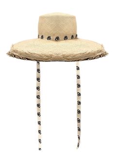 El sombrero Isla es de estilo campesino  tejido a mano en la más fina paja toquilla. Está hecho a mano en las costas de Ecuador usando una técnica que es parte de la lista de Patrimonio Cultural Inmaterial de la Humanidad de la UNESCO.
El sombrero es tejido en diseño bucket, con ala desflecada, copa plana y terminado con cinta de algodón twill con el monograma de Cuckoo B. Cb Monogram, Intangible Cultural Heritage, Cultural Heritage, Ecuador, Hat Fashion, Straw, Hand Weaving, Monogram, Crown