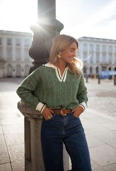 Sweater – Easy Clothes North America Stile Blair Waldorf, Adrette Outfits, Fest Outfits, Parisian Women, Elegante Casual, Looks Street Style, Dark Wear, Comfy Sweaters, Mode Inspo