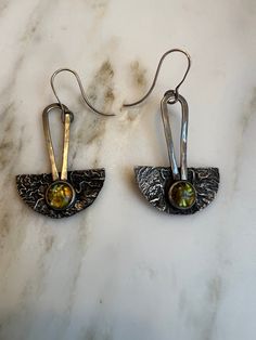 Vintage silver textured pierced dangle earring with green iridescent stone In excellent condition  Measure 1.5" Diy Jewelry Findings, Purple Rhinestone, Periwinkle Blue, Rhinestone Brooches, Star Shape, Jewelry Findings, Vintage Silver, Diy Jewelry, Beautiful Jewelry