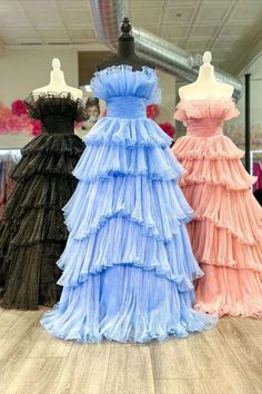 Ballkleid A Linie Trägerlos Prinzessin Tüll Lagen Rüschen Lang Blue Tulle Dresses With Ruffled Skirt, Blue Tulle Dress With Ruffled Skirt, Light Blue Ruffled Evening Dress, Light Blue Ruffled Dresses For Prom, Light Blue Ruffled Dresses For Prom Season, Strapless Ruffled Evening Dress For Prom, Strapless Ruffle Gown For Banquet, Strapless Gown With Ruffles For Banquet, Light Blue Sweetheart Neckline Dress With Ruffles