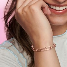 Wear your mantra on your wrist. Our 14k rose gold-plated Pandora ME Medium-Link Chain Bracelet holds endless styling possibilities. The bracelet features three openable links, designed with a grooved surface to set them apart, styling links and a carabiner clasp closure. First customise your link chain: one set of interlocking styling links can be swapped out between each openable link for four small interlocking links, a styling double link or one styling link – keep the original length or adjust it to suit you. Once you’ve curated your link chains, remix your look with up to two meaningful medallion charms or up to eight mini dangle charms on each openable link, or with one medallion charm per styling link to show the world what you're about. Please note this item is only compatible with Everyday Rose Gold Box Chain Jewelry, Rose Gold Box Chain Jewelry For Everyday, Rose Gold Oval Link Paperclip Bracelet, Luxury Rose Gold Bracelets For Everyday, Modern Rose Gold Chain Bracelet With Rectangular Links, Elegant Rose Gold Link Paperclip Bracelet, Modern Rose Gold Box Chain Bracelet, Trendy Rose Gold Chain Jewelry, Modern Rose Gold Paperclip Chain Bracelet