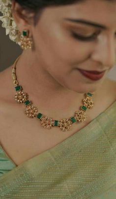 Simple Choker For Saree, Jwellary For Sarees, Simple Necklace For Saree, Simple Gold Neckles, Gold Choker Necklace Indian Simple, Emerald Necklace Indian Gold Jewellery, Emerald Choker Indian, Simple Gold Choker Necklace Designs, Simple Necklace Gold Indian