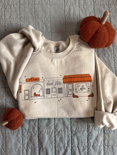 Cute Fall Crewnecks, Fall Tshirt Outfits, Fall Town, Casual Halloween Outfits, Fall Crewneck Sweatshirt, Halloween Clothes, Fall Graphic, Clothes Aesthetic, Fall Inspo