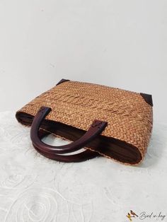 BirdinBag - Artisanal Handwoven Rattan Beach Bag: Retro-inspired, Stylish & Eco-friendly with Simple Weaving. Simple Weaving, Rattan Weaving, Straw Beach Bag, Brown Pattern, Handle Bag, Retro Inspired, Beach Bag, Womens Tote Bags, Color Blocking