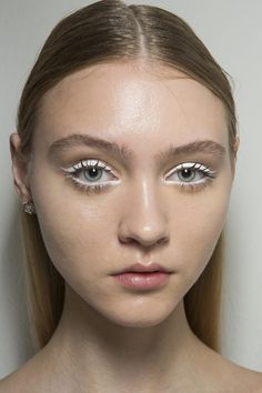 White Eyeliner Looks, White Mascara, White Eye Makeup, Vogue Makeup, Black And White Makeup, 2018 Runway, White Makeup, White Eyeliner, Runway Makeup