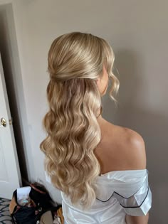 #glam #waves #bride #hairstyles #wedding #sleek #updo #halfuphalfdown #halfuphalfdownhairstyle #halfuphalfdownhair #bridesmaid #bridetobe #bridehairstyle #updohairstylesforweddings #bridehairstyle Wedding Hair Ideas With Extensions, Bridal Hair Outdoor Wedding, Wedding Hair Down Hollywood Waves, Half Up Half Done Hairstyles Wedding, Wedding Half Up Half Down Bridesmaid, Beachy Hairstyles Wedding, Homecoming Queen Hairstyles, Hair For Fancy Events, Blake Lively Hair Half Up