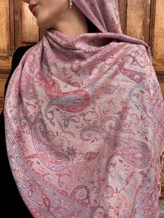 Our Rosey Blush paisley pashmina scarf. The delicate paisley design adds a timeless charm to your hijab style, enhancing your look with grace and sophistication. Order now to elevate your modest fashion game! #AhuiIstanbul #hijabstyle #modestfashion #pashmina #elegance Pink Pashmina Hijab, Pashmina Hijab Outfit, Hijab Scarf Design, Pashima Scarf, Pattern Hijab, Shawls Design, Hippie Scarf, Rosy Blush, Hijab Stile