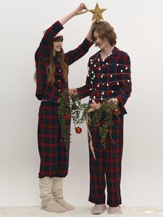 Composition : Cotton twill flannel dyed checkered cotton / 100% cottonColor : REDCountry of Origin : Republic of Korea Christmas Card Pajamas, Matching Couple Pjs Christmas, Cozy Christmas Pajamas, Flannel Pajamas Aesthetic, Women’s Christmas Pajamas, Holiday Pajama Party, Christmas Pyjama Party, Christmas Pj Party Ideas, Christmas Fashion Photoshoot