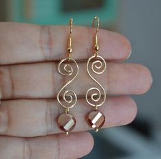 Kidney Ear Wire Earrings Diy, Wire Jewelry Designs Earrings, Beading Jewelry Ideas, Simple Wire Earrings, Wire Jewelry Ideas, Handmade Wire Earrings, Jewelry Making Ideas, Wired Jewelry, Wire Wrap Earrings