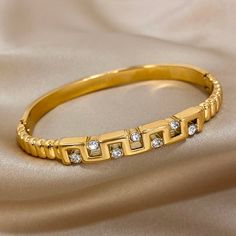 Brand New Women's Diamond & Gold Bangle Bracelet 14k Gold Plated Sterling Silver Genuine 2ct Radiant Cut Lab Created Diamonds 7" - The Most Common Women's Size Retail Price $400 Buy With Confidence From A Top Rated Seller With A 99%+ Feedback Rating! A0443 (Id-1551) Formal Gold Bangle Bracelet With Plating, Gold Bangle Chain Bracelet With Diamond Accents, White Gold Tarnish Resistant Diamond Bangle, Tarnish Resistant White Gold Diamond Bangle, Gold Bangle Bracelets With Diamond Accents, Gold Tarnish Resistant Diamond Bangle Bracelet, Tarnish Resistant Gold Plated Diamond Bangle Bracelet, Fine Jewelry Tarnish Resistant Diamond Bangle, Tarnish Resistant Diamond Bangle Bracelet