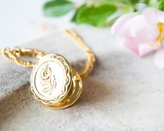 Flower engraved locket necklace. Vintage gold medallion pendant. #vintagejewelry #locket #flowernecklace #photojewelry #bohemian #romantic #memorialnecklace Vintage Locket Charm Necklace For Mother's Day, Elegant Round Pendant Locket Necklace With Birth Flower, Dainty Medallion Charm Necklace As Keepsake, Elegant Round Locket Necklace With Birth Flower, Elegant Birth Flower Round Pendant Locket Necklace, Gold Jewelry With Flower Charm Keepsake, Gold Round Locket Necklace With Charms, Gold Round Pendant Locket Necklace With Charms, Vintage Charm Locket Necklace With Flower Pendant For Gift