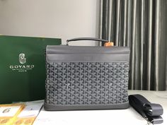 #Goyard Citadin# The name comes from the meaning of "urban man" in French. It is equipped with a detachable shoulder strap, which can be used as a portable briefcase for business outings, and it can be worn elegantly in casual daily life. It is very functional and eclectic. Top BOX smooth cowhide➕Goyardine cotton linen canvas, full of luxury The new Goyard Citadin messenger bag is now available in Goyard Beijing, Shanghai, Shenzhen, Chengdu and Hong Kong boutiques.
This bag is only ️one size: bottom length 38*height 26*width 8cm
There are black, brown, dark blue, green, gray and other five colors to choose from Lv Purse, Lv Shoes, Commuter Bag, Lv Handbags, Linen Canvas, Chengdu, Orange Bag, Lv Belt, Lv Wallet