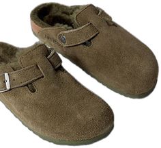 Casual Sheepskin Slip-on Clogs, Winter Suede Clogs With Textured Footbed, Winter Suede Clogs, Winter Clogs With Suede Lining, Winter Comfortable Clogs With Suede Lining, Winter Slip-on Suede Clogs, Winter Clogs With Suede Lining And Comfortable Style, Winter Suede Slip-on Clogs, Casual Shearling Clogs With Round Toe