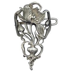 THIS IS A GORGEOUS FRENCH ART NOUVEAU SCARF PIN BROOCH IN SILVER WITH A BEAUTIFUL OPEN WORK REPOUSSE DESIGN OF A POPPY FLOWER WITH STUNNING LEAF, BUD AND SCROLLING FLOWER MOTIFS. This is just an elegant antique silver poppy flower motif scarf brooch with exquisite Art Nouveau design. The French Art Nouveau jewels are of the highest quality with absolutely exquisite design - this one is so very special. It epitomizes the Art Nouveau period's love of nature and flower inspired jewels with the scro Art Nouveau Brooch, Art Nouveau Iris, Art Nouveau Hair, Scarf Brooch, Fleurs Art Nouveau, Stile Art, Design Art Nouveau, Bijoux Art Nouveau, Art Nouveau Antiques