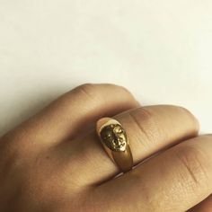 Moonface signet ring for women or for men. Size: made to order, please check your size with a proper jewelry tool or in a jewelry store. This ring is made in bronze or brass and inside of the ring I add a silver band in order to protect the finger. The other ring is here: https://www.etsy.com/listing/888180722/moon-face-ring-signet-unisex-ring?ref=shop_home_active_35&frs=1 The face necklace : https://www.etsy.com/listing/900846011/silver-face-pendant-moon-necklace?ref=shop_home_active_4&pro=1&fr Sculpture Face, Gold Sculpture, Antique Gold Bracelet, Blue Aquamarine Ring, Face Ring, Face Pendant, Face Necklace, Moon Face, Aquamarine Rings