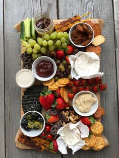 Vegan cheese board vegan charcuterie board snacks Vegetarian Charcuterie Board Ideas, Charcuterie Board Vegetarian, Charcuterie Board Vegan, Vegetarian Charcuterie Board, Vegan Charcuterie Board, Vegan Wings, Grazing Food, Snack Boards, Vegan Party Food