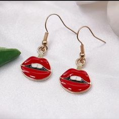 Red Lips Drop Earrings.... Fashion Statement Dangle Earrings... Alloy Enamel....So Cute New Red Lip, Moda Vintage, Pierced Earrings, Boutique Jewelry, Ladies Boutique, Red Lips, Costume Party, Earings Piercings, Vintage Earrings