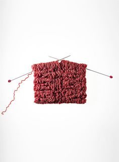 a red piece of yarn is hanging on a string with the words tisu de mensones?