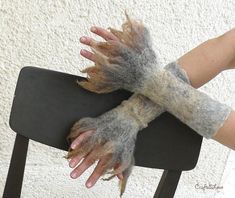 Wet felting tutorial Felted fingerless gloves wristwarmers | Etsy Wet Felting Tutorial, Felted Mittens, Camp Bestival, Making Felt, Tovad Ull, Felting Tutorial, Wool Fingerless Gloves, Beauty And The Beast Costume, Tree Bark Texture