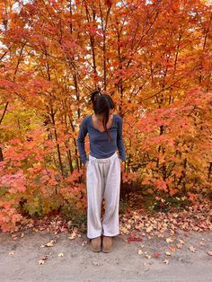 Fall Outfits Shopping, Fall Fit Aesthetic, Fall Pic Inspo Aesthetic, Fall Aesthetic Pictures Instagram, Fall Photo Inspo Aesthetic, College Fall Fits, Coastal School Outfits, Fall Utah Outfits, Fall Ig Pics