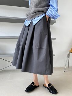 Skirts Plain Skirt, Body Skirt, Winter Typ, Umbrella Skirt, Flowy Design, Skirt Outfit, Gray Skirt, Types Of Skirts, A Line Skirt