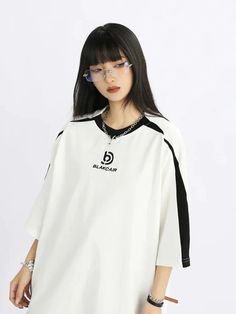 SPECIFICATIONSBrand Name: DodobyeStyle: sportyAge: JUNIOROrigin: Mainland US(Origin)CN: ZhejiangSeason: Spring/SummerClothing Length: regularDecoration: noneElasticity: Slight StrechSleeve Style: regularFabric Type: BroadclothMaterial: COTTONMaterial: POLYESTERPattern Type: LetterSleeve Length(cm): shortï¼?-16inchï¼?/span>Fit: Fits true to size, take your normal sizePattern Them: Classic StyleTops Type: TEESItem Type: topsPlace Of Origin: US(Origin) (mainland)Gender: WOMENCollar: O-NeckModel Num Casual White Spliced T-shirt, Cotton Splicing T-shirt For Streetwear, Casual Splicing T-shirt For Streetwear, Casual Oversized Top With Contrast Color, Athleisure Short Sleeve Tops With Contrast Color, Trendy Oversized Sports Tops, Oversized White Top With Contrast Color, Sporty Black T-shirt With Splicing, Cotton Streetwear Top With Splicing