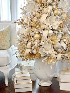 White And Golden Christmas Tree, Cream And Tan Christmas Decor, Gold And Crystal Christmas Tree, Cream And Gold Christmas Tree, White And Gold Christmas Decor, White And Gold Christmas, Elegant Christmas Tree Decorations, Luxury Christmas Decor, Christmas Home Decorations