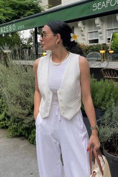 Waistcoat Woman Outfit Casual, Waistcoat Woman Outfit, Waist Coat Outfit Women, Waistcoat Outfits, Stylish Waistcoats, Denim Vest Outfit, White Denim Vest, Waistcoat Outfit, White Waistcoat