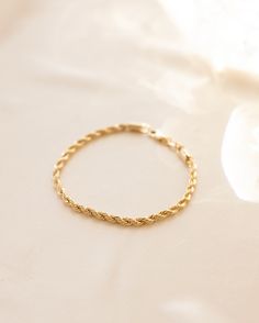 You can almost feel the quality of our Crew Bracelet through the screen. It's durable, substantial, and meant to last a lifetime. Pair with our Crew Necklace for the complete set. Details: -Gold Filled -4mm Thick -Waterproof, Tarnish Resistant, Hypoallergenic -Available Length: 7" Gold Filled, Screen, Bracelet, Gold