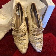 Perfect Agnes Bridal Wedding Shoes Nwt Versailles Costumes, Bridal Wedding Shoes, Wedding Show, Perfect Shoes, Cream And Gold, Versailles, Color Themes, Bridal Wedding, Wedding Shoes