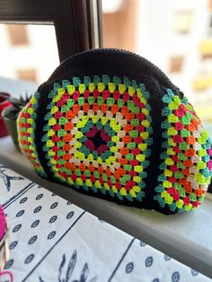 A colorful Granny Square Crochet clasp clutch bag is a versatile and fashionable accessory that can be used as both a clutch and a crossbody bag. 🧶 The bag features a clasp closure to keep your belongings safe, and a detachable strap that allows you to wear it as a crossbody bag for hands-free convenience.🛍 Whether you're going out for a night on the town or running errands during the day, this colorful Granny Square Crochet clasp clutch bag is the perfect accessory to complete your look 📍30x Sac Granny Square, Crochet Clutch Bags, Knit Bag, Colorful Crochet, Granny Square Bag, Crochet Clutch, Bag Summer, Square Crochet, Vintage Bag