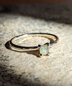 Der natürliche Katzenauge Chrysoberyll in diesem zarten Stapelring erstrahlt in einem atemberaubenden inneren Licht - das perfekte Geschenk für einen besonderen Menschen! Maße: 3mm Stein Stein: Echter natürlicher Katzenauge Chrysoberyll Farbe: Opalisierendes Silber-Weiß mit leichten Gelbstichen und einem starken Katzenaugeneffekt Metall: Fassung und Band handgemacht, wahlweise aus 935 Silber, Gold oder Gold Metalloberfläche: Gebürstet für ein glänzendes, seidiges Finish Größe: Wird in deiner Grö Delicate Stacking Rings, Cats Eye Ring, Girlfriend Christmas, Cats Eye Stone, Promise Ring Gift, Christmas Gifts For Girlfriend, Stack Ring, Inner Light, Ring Minimalist