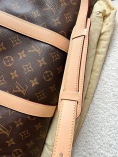 Overview Louis Vuitton Keepall Bandouliere 50 in Monogram Canvas with Gold Hardware. This iconic bag embodies the spirit of modern travel. Light, supple and stylish, this cabin friendly is perfect for weekends away or short travel. Can be carried in hand or over shoulder using detachable strap. Highly sought after. 2020 year. Features Monogram coated canvas Gold hardware Natural leather trim Cotton Textile Lining Cabin size Removable leather strap One main compartment Made in France Condition Exterior: Overall excellent condition with ssmall signs of wear. Slight scuff to leather trim on one corner and small water marks to the leather trim (mainly on the base). Small marks to handles. Minimal patina to handles. Interior: Very good to excellent condition with small marks. Hardware: Excellen Designer Brown Luggage For Daily Use, Brown Monogram Canvas Bags For Business Trips, Luxury Travel Bag In Signature Coated Canvas, Luxury Signature Coated Canvas Shoulder Bag For Travel, Luxury Signature Coated Canvas Travel Bag, Classic Monogram Canvas Duffle Bag, Designer Monogram Canvas Travel Bag For Everyday Use, Designer Brown Travel Bag For Business Trips, Business Travel Bag With Luggage Sleeve In Monogram Canvas