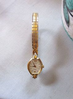 60s Look, Gold Watches Women, Wood Picture Frames, Picture On Wood, Accessories Watches, Womens Watches, Vintage Antiques, Wrist Watch, Jewelry Watches