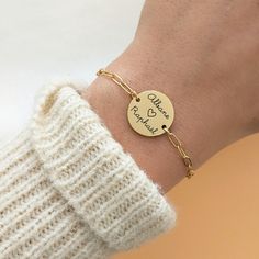 Our catalog of graphics & illustrations to engrave: https://tinyurl.com/bliche * Bracelet in silver, gold or rose gold stainless steel * 16 mm medal to engrave * Length: 15 cm + 5 cm - CUSTOMIZATION - * Choose whether you want to engrave the front or the front/back of the medal * Enter the word or pictogram to be engraved for the medal + the font We remain available for any questions! ------ To see the entire collection: https://www.etsy.com/fr/shop/Bliche Instagram: @blichebijoux ------ - GIFT