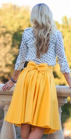 25 Frühlings Outfits Trends für die Frau Elle Apparel, Bridget Bardot, 2024 Aesthetic, Wedding Simple, Dresses Unique, Yellow Skirt, Outfit Trends