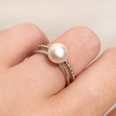 This double band sterling silver ring is featured with a beautiful freshwater pearl. It is modern, dainty yet elegant, ideal for engagement and gift-giving. It is offering a meaning of unblemished perfection, pure love and good luck to your loved ones. ⭐️ ⇩⇩ PRODUCT INFO ⇩⇩ ⭐️ ► AAA+ grade freshwater pearl: oblate, size measuring approx 7-7.5 mm in diameter ► Pearl's colour: available in natural white and pink ► Metal: 925 sterling silver ► Open band: initial diameter is measuring approx 16.9mm (UK Size M1/2), adjustable to fit most finger size ► Eco-Packaging: beautifully wrapped up inside a padded envelope or Kraft box, ready for gift giving! 🌟 GIFTING DIRECT!  FREE GIFT WRAPPING  Just simply mark your order as gift and leave your gift message. No invoices or receipts are included, I wi Ring Pearl Modern, White Pearl Ring, Silver Pearl Ring, June Birthstone Ring, Wedding Engagement Ring, June Birthstone, Pearl Wedding, Raw Stone, June Birth Stone