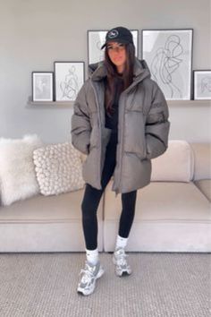 Winter Street Style Puffer Jacket, Large Puffer Jacket Outfit, Oversized Puffer Coat Outfit, Leggings Puffer Jacket Outfit, Oversize Puffer Jacket Outfit, Casual Outfit Winter 2024, Cute Outfits Inspo Winter, Woman Puffer Jacket, Rains Puffer Jacket