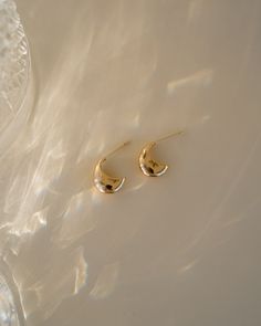 Add a touch of modern elegance to your look with our Tess Crescent Hoops - simple, yet elegant small gold hoops! Their minimalist design makes them a perfect choice for adding a touch of radiance to any outfit. Let your natural beauty shine with these beautiful hoops! EARRINGS FEATURE Material: Brass Finish: 18K Gold Lead and Nickel Free Small Gold Hoops, Hoops Earrings, Freshwater Pearls Earrings, Pretty Earrings, Moonstone Ring, Opal Necklace, Gold Hoops, Delicate Necklace, Jewelry Packaging