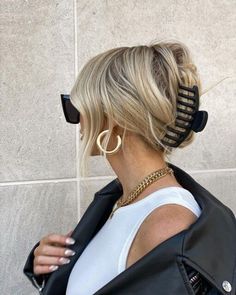 Woman wearing hair in easy hairstyle with a claw clip Hair Clip Hairstyles, Trendy We Fryzurach, Clip Hairstyles, Claw Clips, Hair Claws & Clips, Cool Haircuts, Aesthetic Hair, Hairstyles Haircuts, Claw Clip